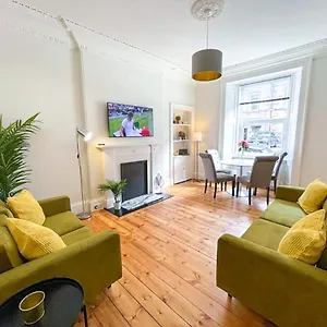 Desirable 2 Bed Near Castle Apartment